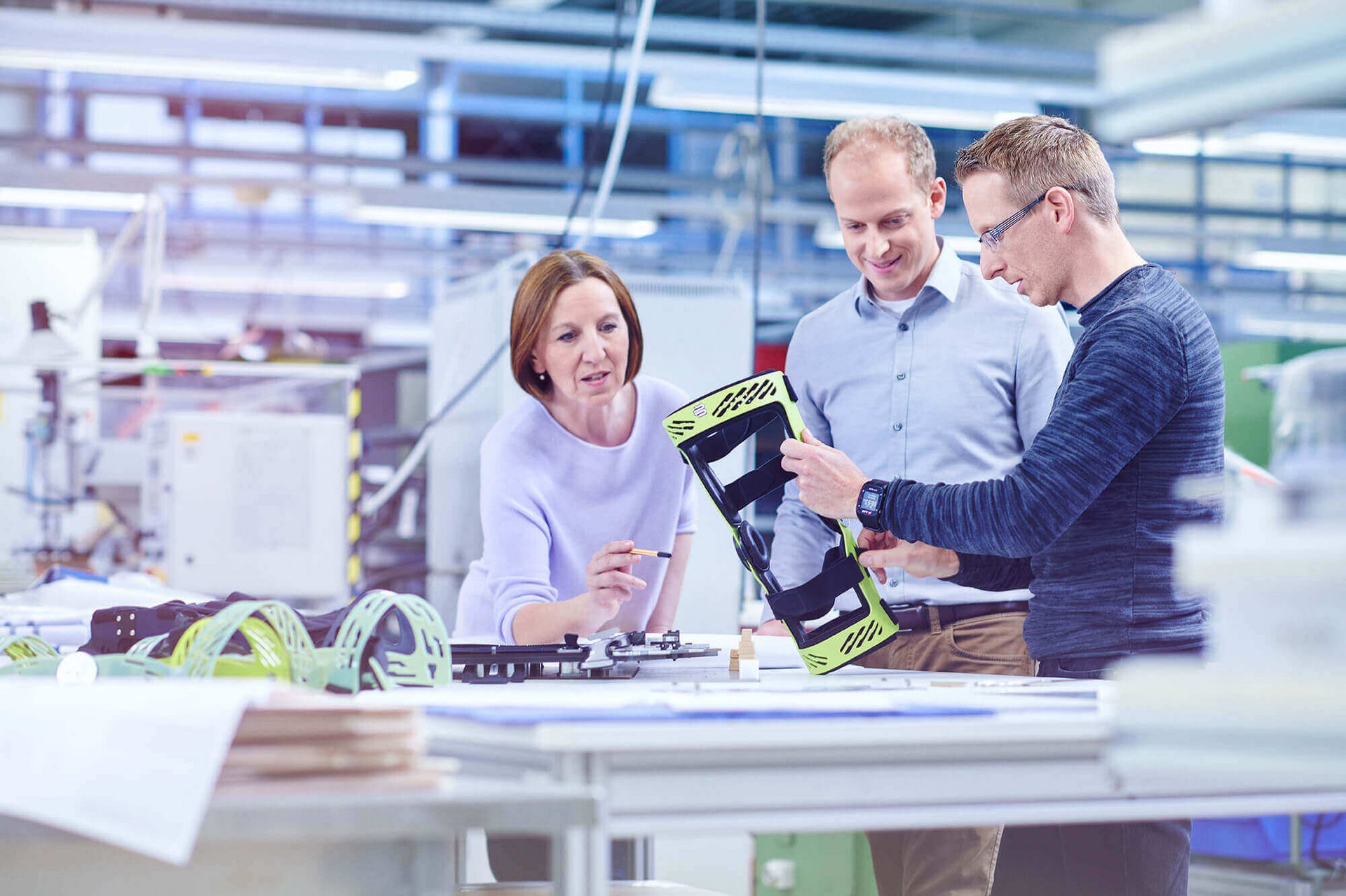 Drei Mitarbeiter arbeiten an einer Orthese von Bauerfeind. Ob als fest angestellter Mitarbeiter, BA-Student, Auszubildender oder während des Studiums – Bauerfeind und der stetig wachsende Gesundheitsmarkt bieten das ideale Umfeld, um Ideen zu verwirklichen.